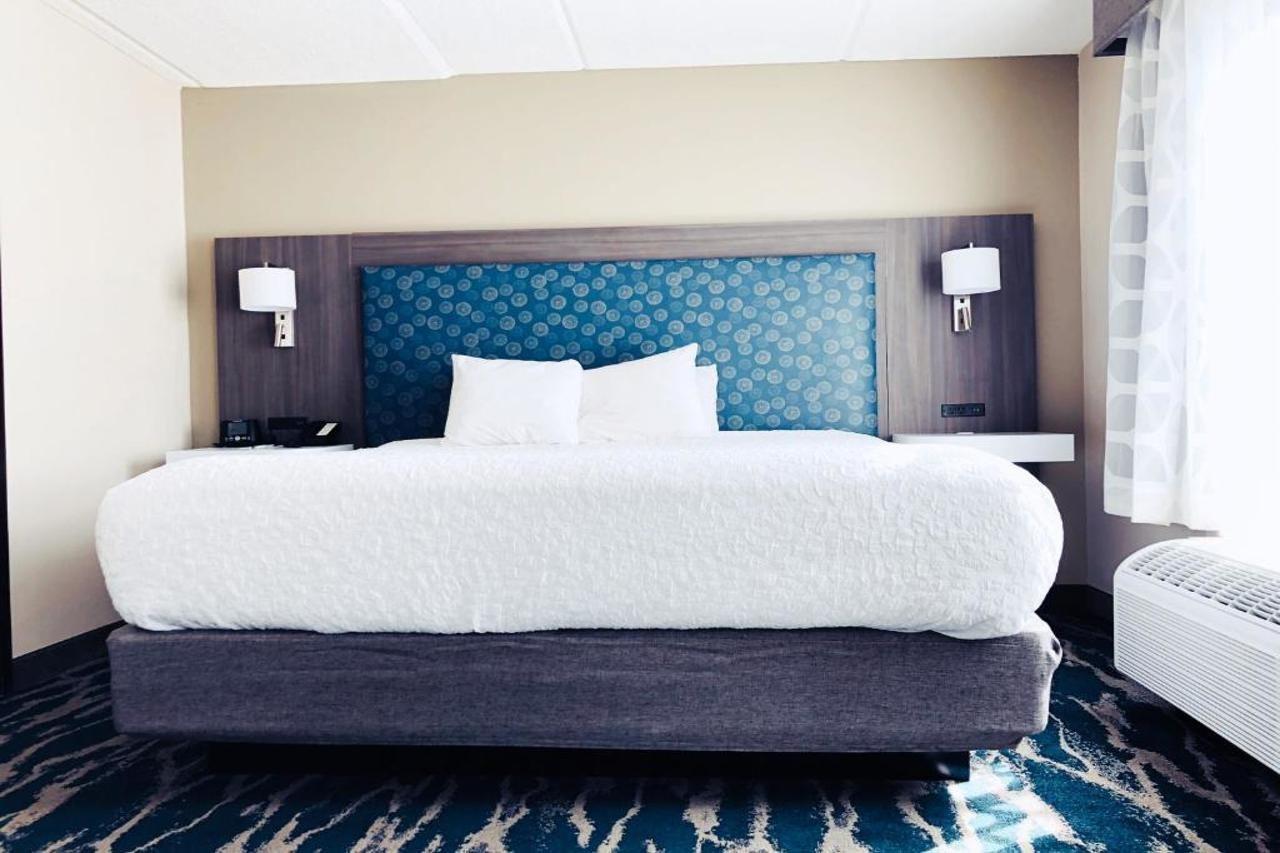 Hotel Comfort & Near Convention Center