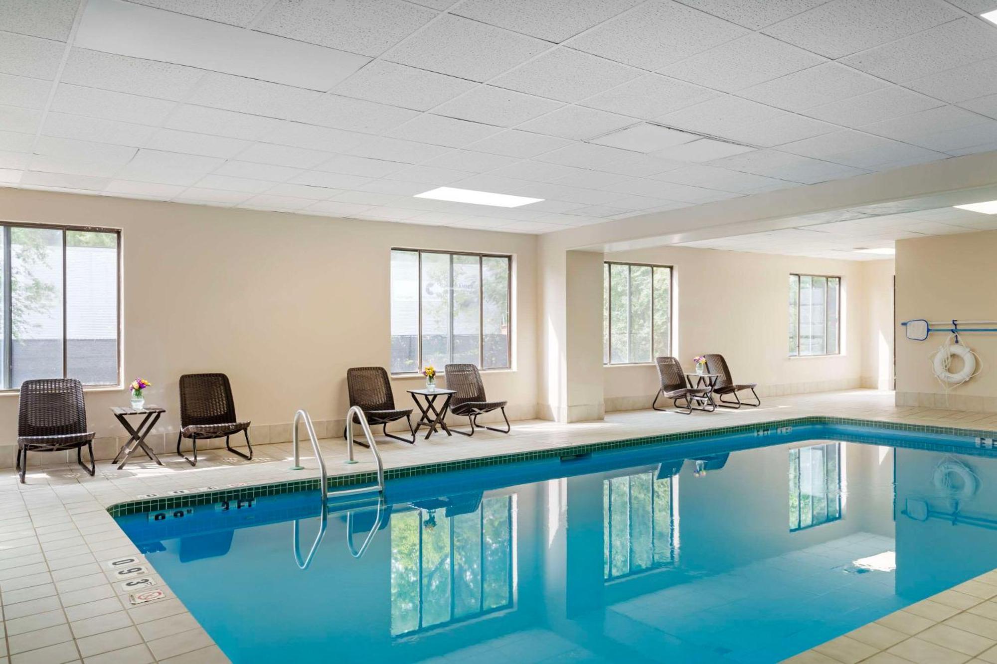 Hotel Comfort & Near Convention Center