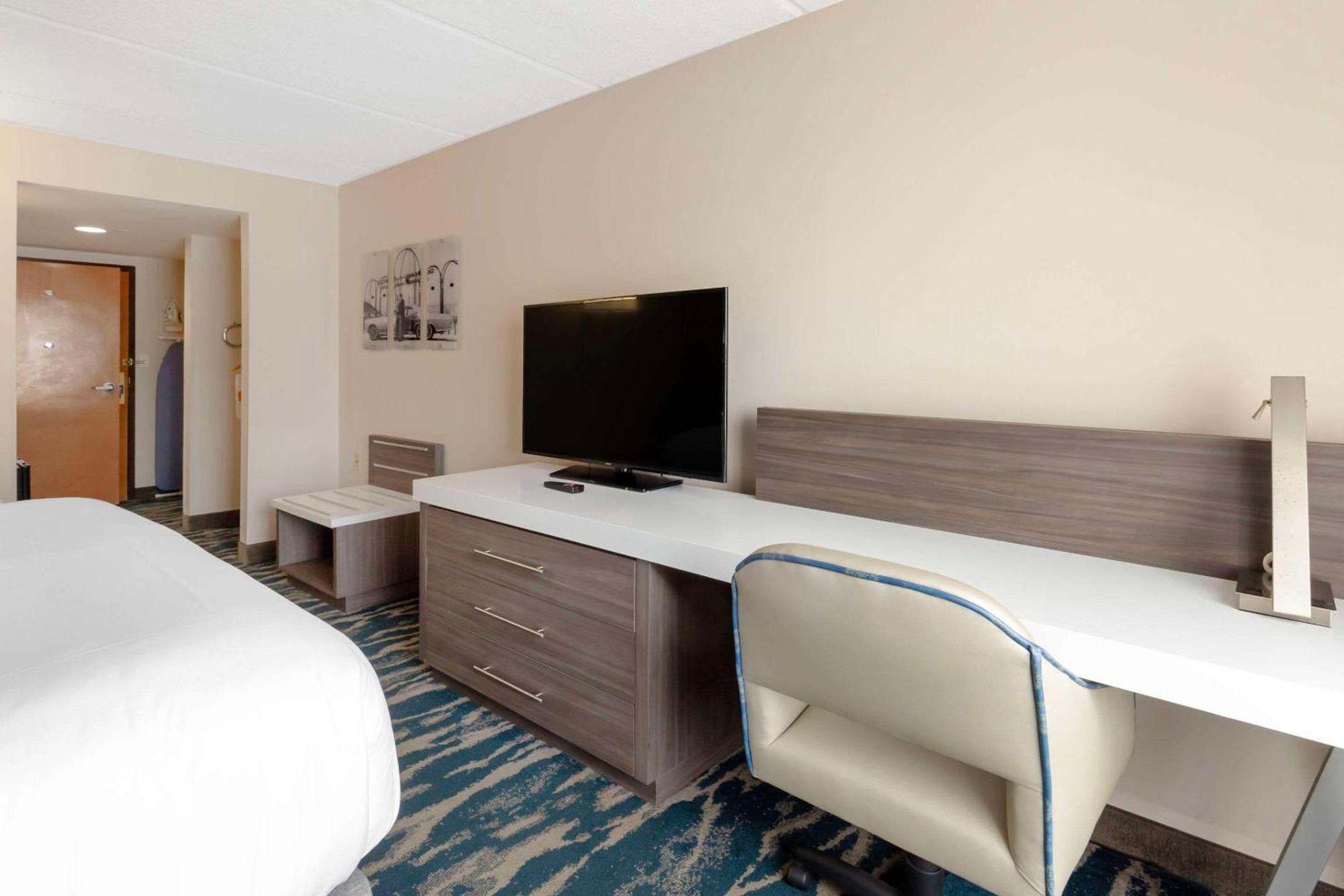 Hotel Comfort & Near Convention Center
