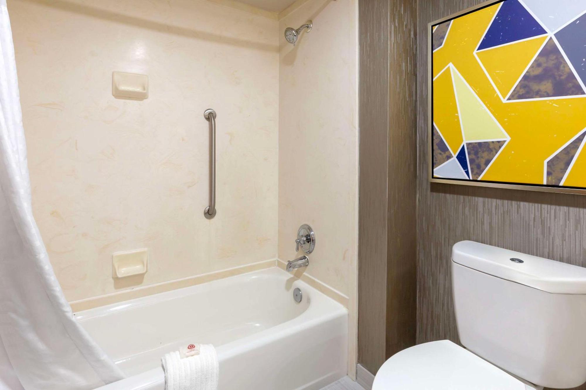 Hotel Comfort & Near Convention Center 2*