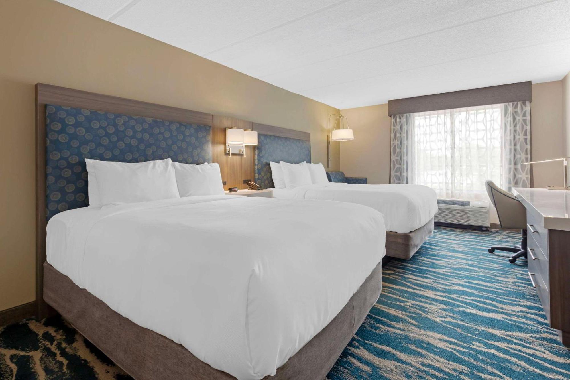 Hotel Comfort & Near Convention Center