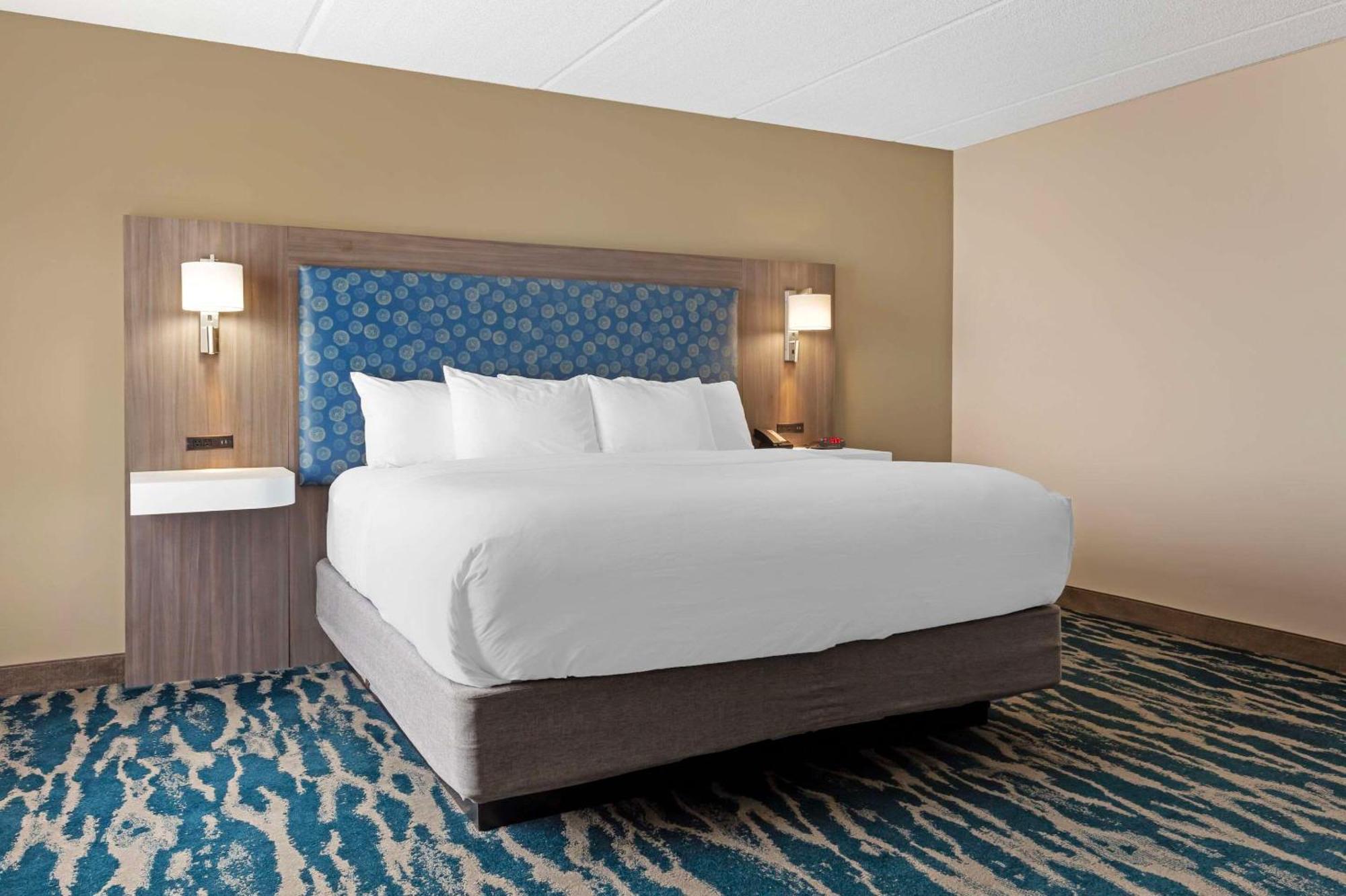 Hotel Comfort & Near Convention Center 2*